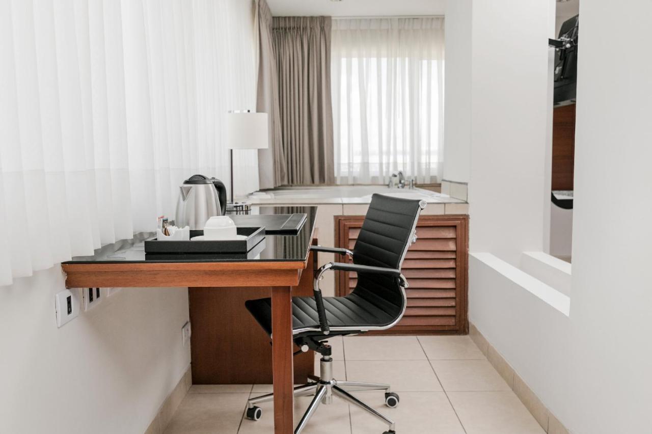 Wyndham Costa Del Sol Pucallpa Exteriör bild A typical medical office