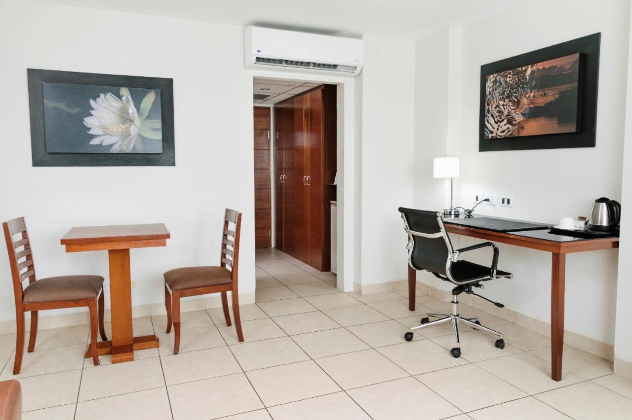 Wyndham Costa Del Sol Pucallpa Exteriör bild A room at the hotel