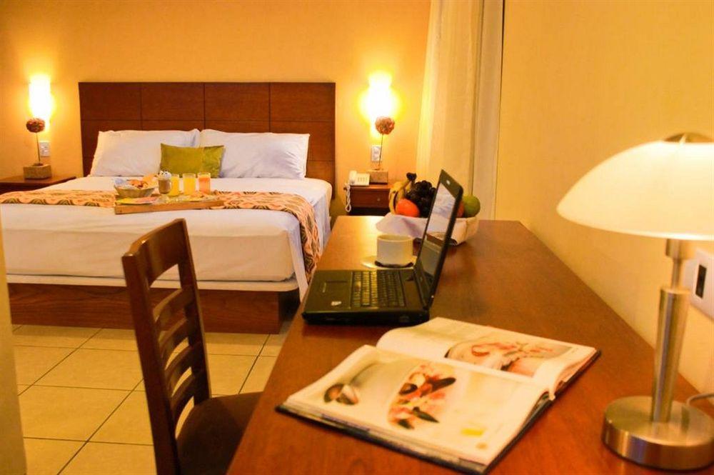 Wyndham Costa Del Sol Pucallpa Exteriör bild A room at the hotel