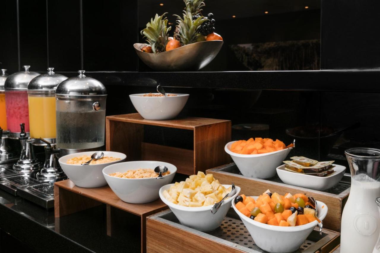 Wyndham Costa Del Sol Pucallpa Exteriör bild A breakfast buffet