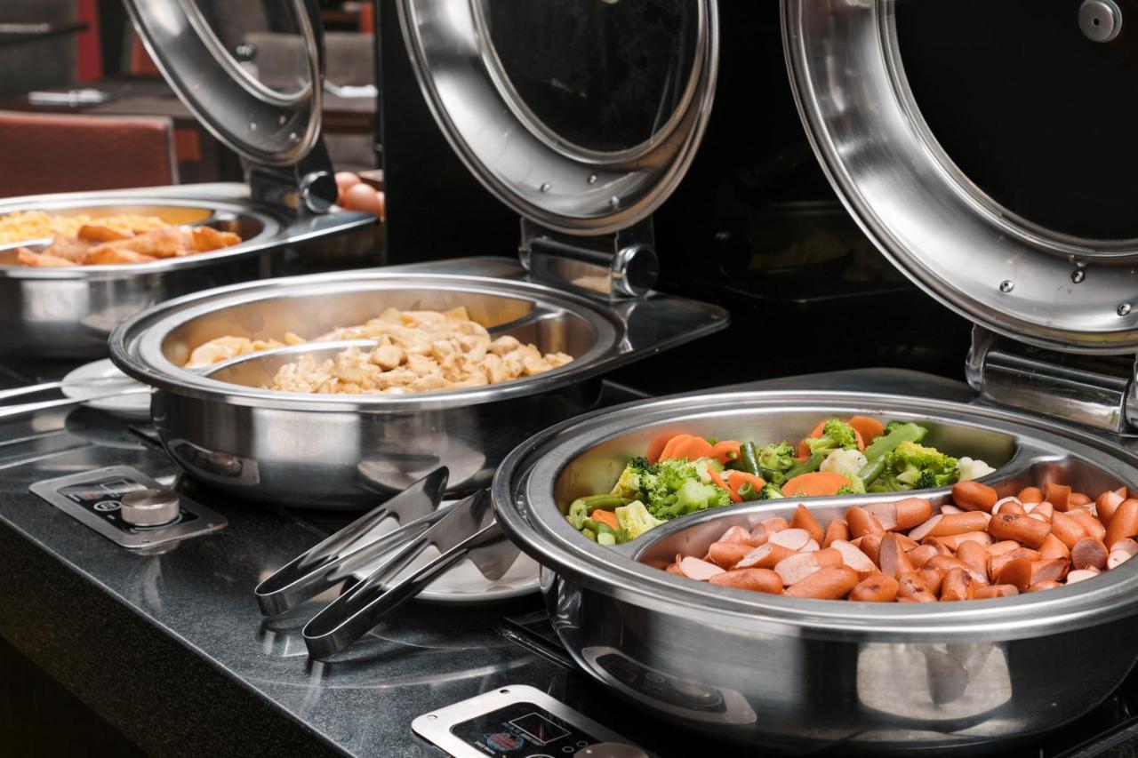 Wyndham Costa Del Sol Pucallpa Exteriör bild A chafing dish